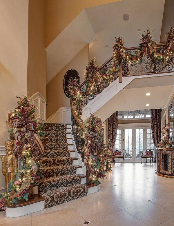 23 Gorgeous Christmas Staircase Decorating Ideas