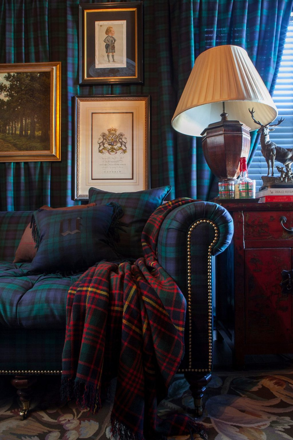25 Amazing Victorian Sofa Ideas For Elegant Living Room