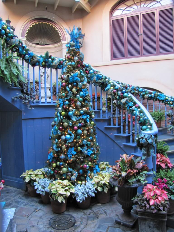30 Beautiful Christmas Decorations That Turn Your Staircase Into A Fairy Tale