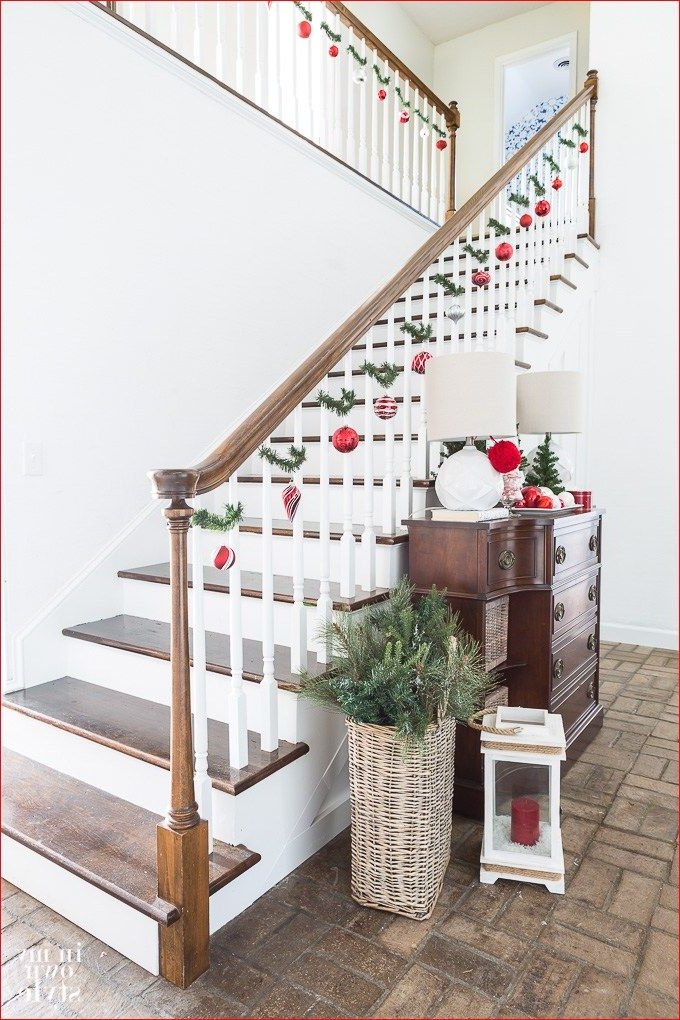 38 Simple Christmas Decorations Stairs Ideas Christmas Staircase Decor Christmas Staircase