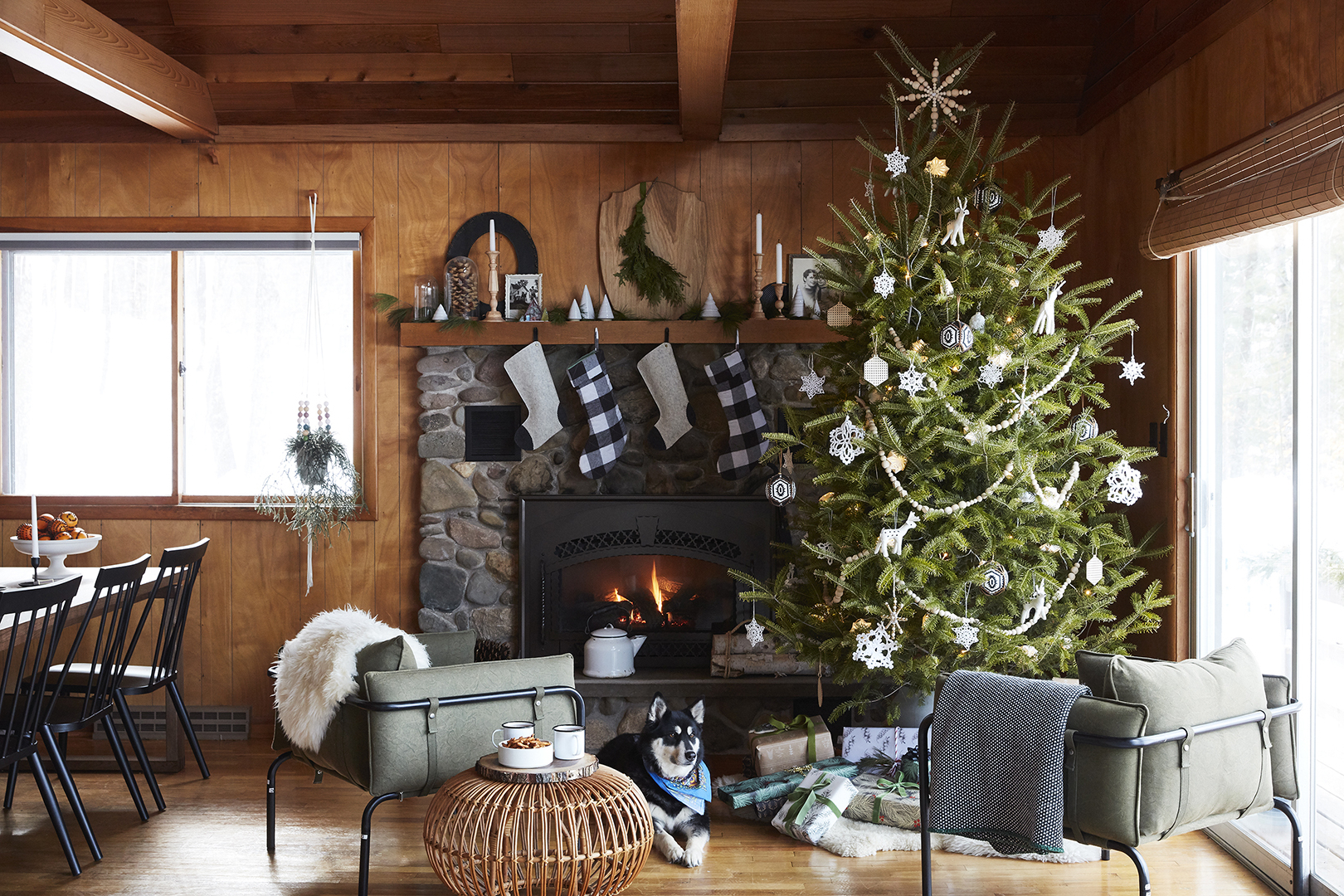 41 Pretty Ways To Decorate Your Mantel For Christmas