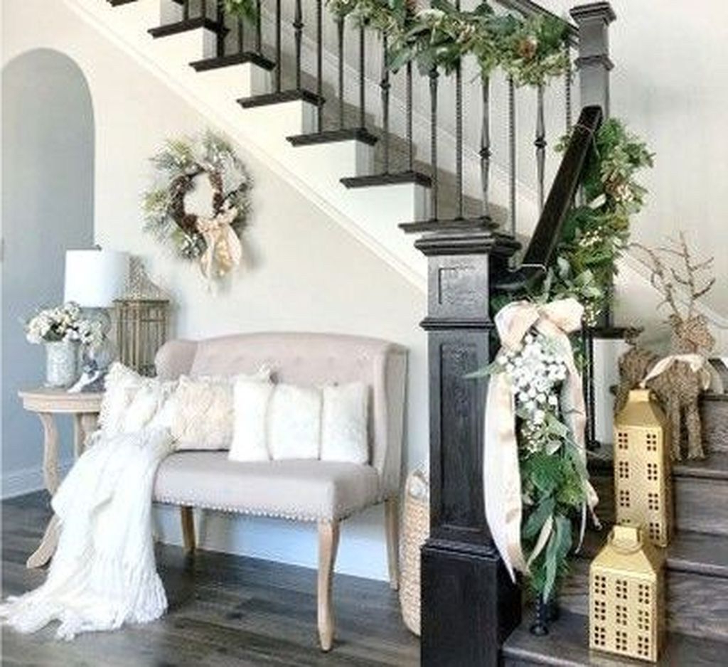 48 Gorgeous Winter Staircase Decoration Ideas Christmas
