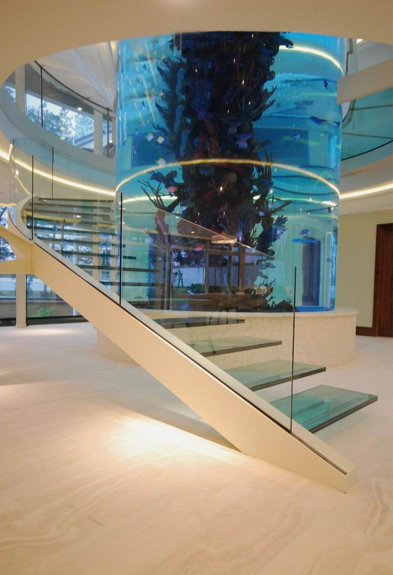 Amazing Staircase With Large Cylinder Aquarium Diapo