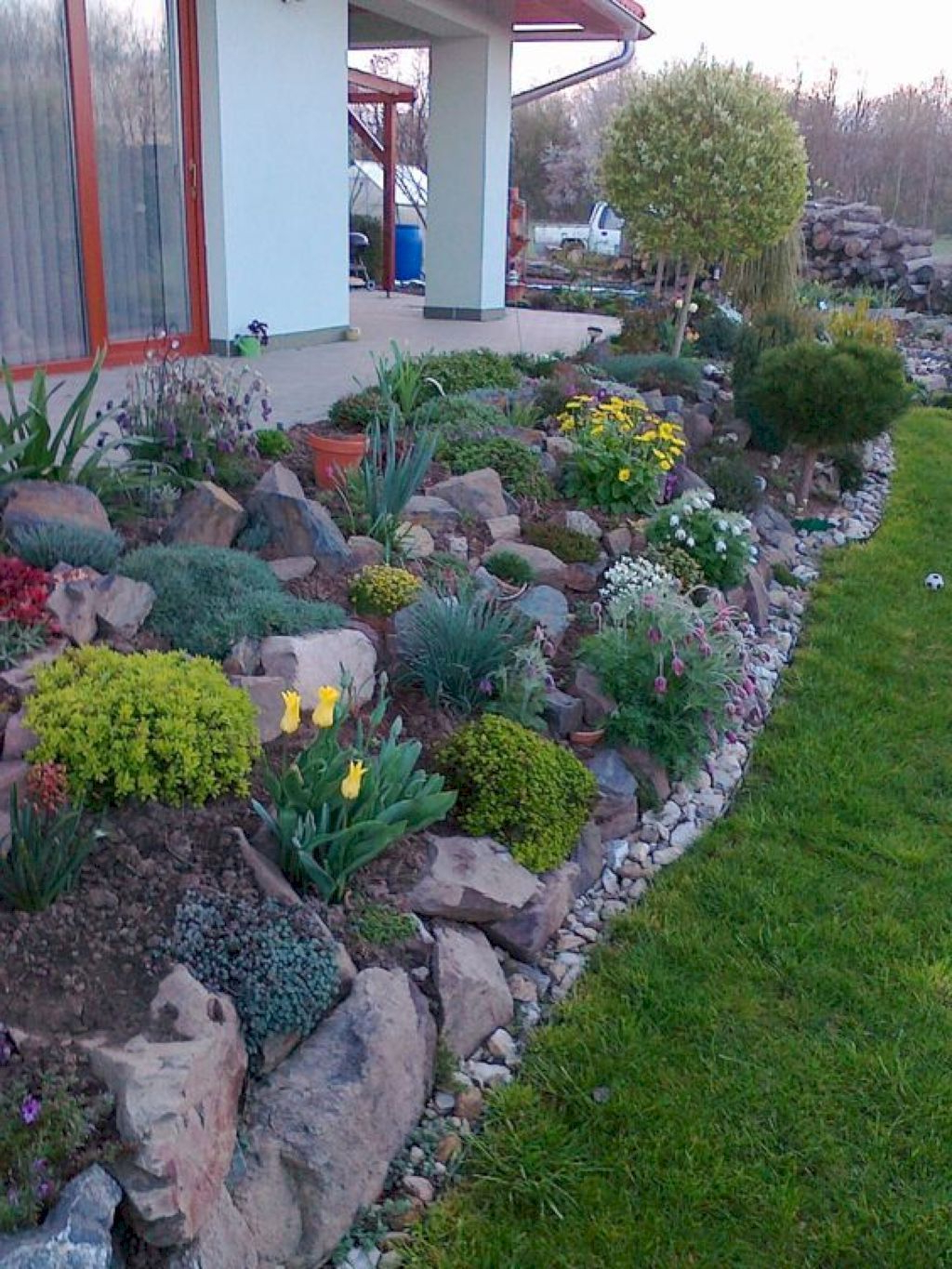 Fabulous Front Yard Rock Garden Ideas 13
