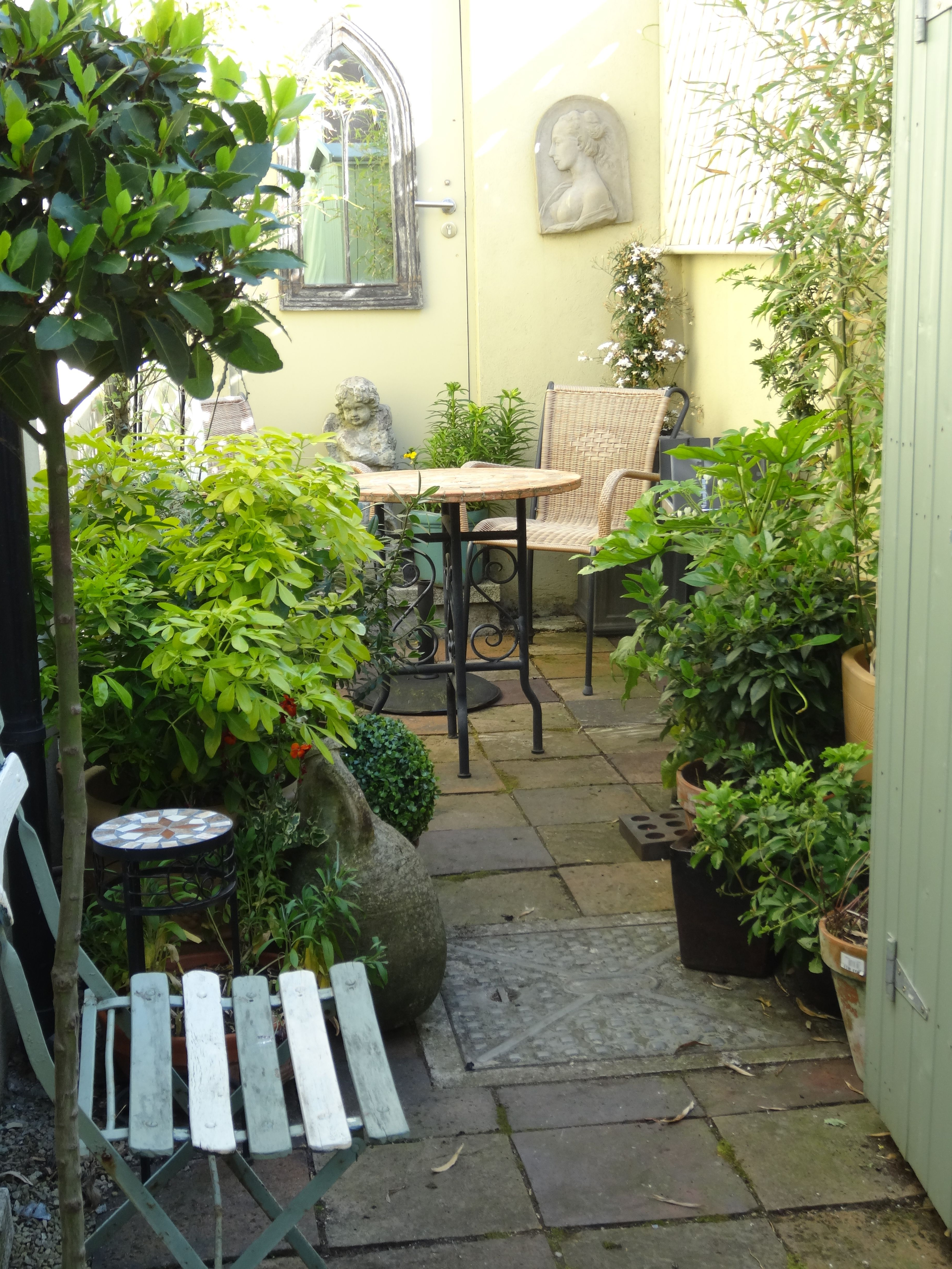 Make The Most Of A Tiny City Courtyard With Tall Lush