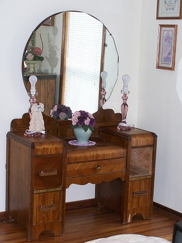 Thrift Store Junkies Vintage Vanity Dresser With Mirror